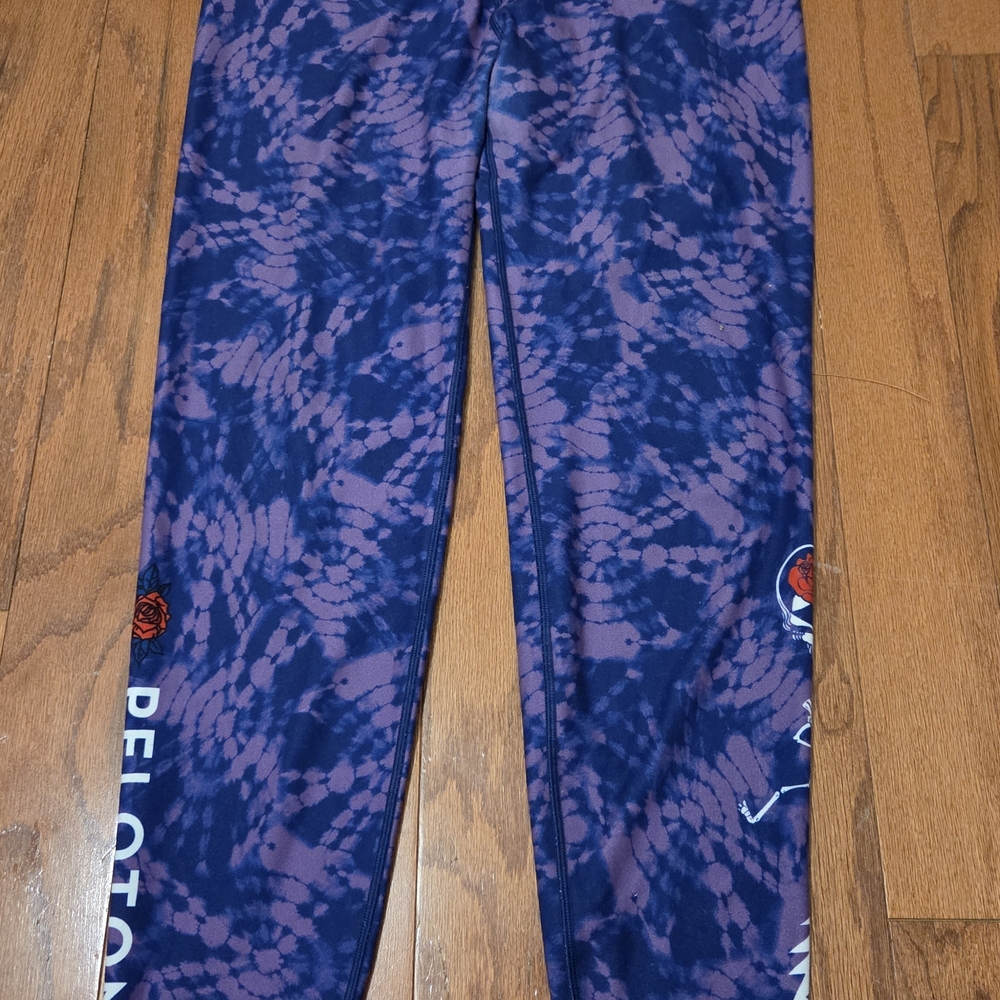 Peloton Grateful Dead Women's Tie-Dye Leggings in Blue and Purple
